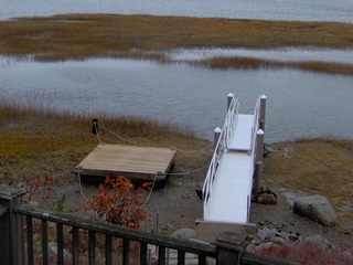 Aluminum gangway and pier from float